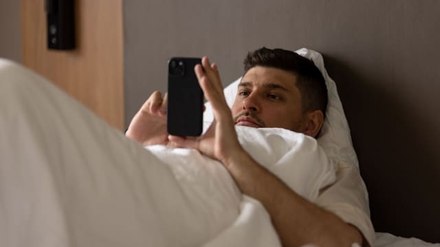 Qué significa que una persona tarde horas en responder mensajes y qué dicen los expertos en psicología