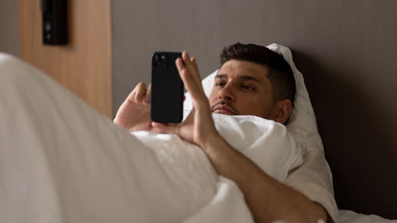 Ni dos horas ni 30 minutos: cuánto tiempo antes de dormir hay que dejar el celular para dormir mejor, no tener insomnio y descansar mejor que un bebé
Fuente: Shutterstock