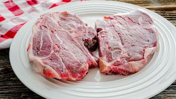 Ni en el microondas ni con agua caliente: la forma más segura de descongelar la carne para evitar cualquier tipo de bacterias