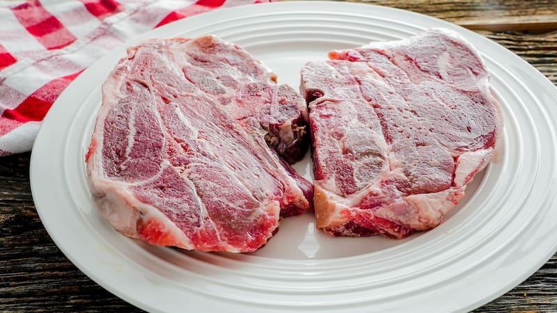 Ni en el microondas ni con agua caliente: la forma más segura de descongelar la carne para evitar cualquier tipo de bacterias
Fuente: Shutterstock