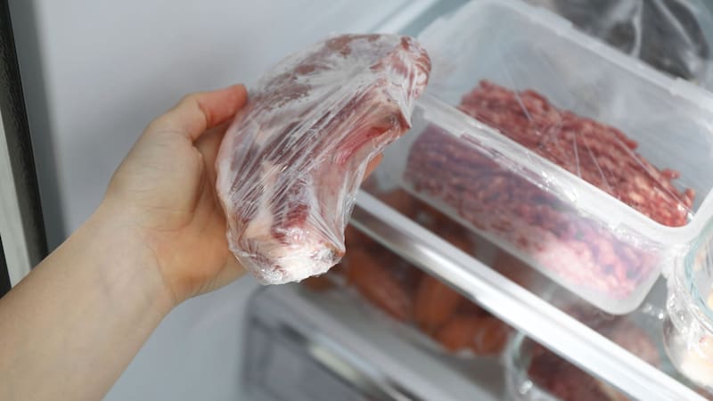 Utilizar papel film ayuda a mantener la carne bien separada.