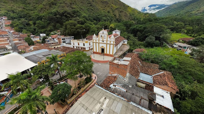 Un pequeño pueblo del suroeste antioqueño sorprende con paisajes únicos y un café que ha conquistado reconocimientos internacionales.