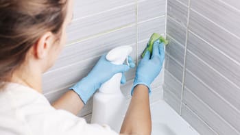 Ni vinagre ni bicarbonato: el truco de limpieza efectivo para eliminar el sarro del inodoro más fácil y rápido