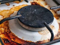 Ni jabón ni bicarbonato: el método efectivo para limpiar las hornallas y asaderas al instante