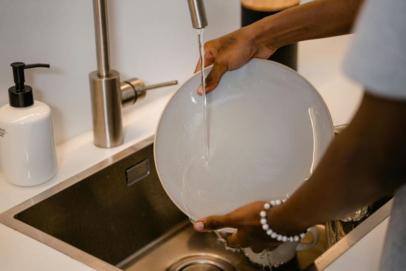 Ni obsesión ni simple orden: qué significa lavar los platos mientras cocinas, según la psicología