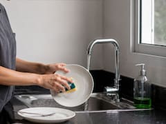 Ni obsesión ni simple orden: qué significa lavar los platos mientras cocinas, según la psicología