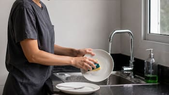 Ni obsesión ni simple orden: qué significa lavar los platos mientras cocinas, según la psicología