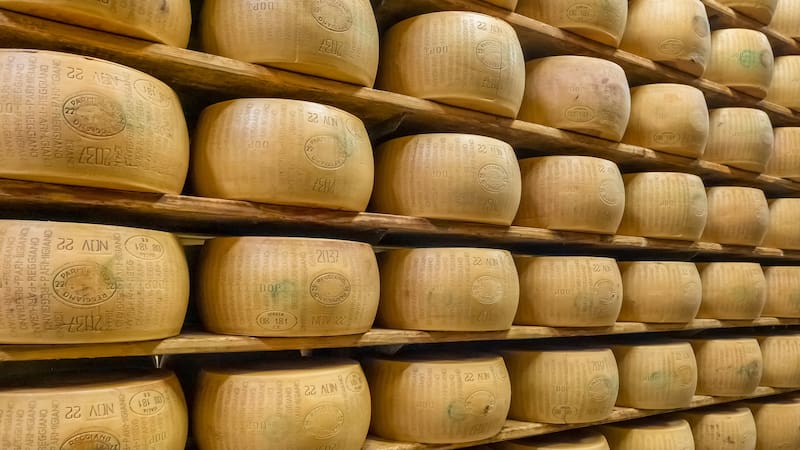 Ni oro ni dinero | Los bancos de Italia guardan miles de quesos en sus bóvedas: cuál es el motivo
