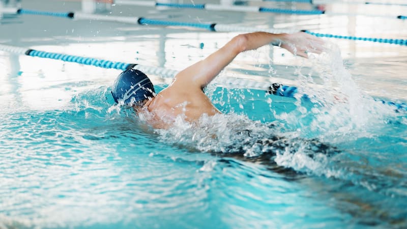 La natación se posiciona como una actividad física ideal para todas las edades.