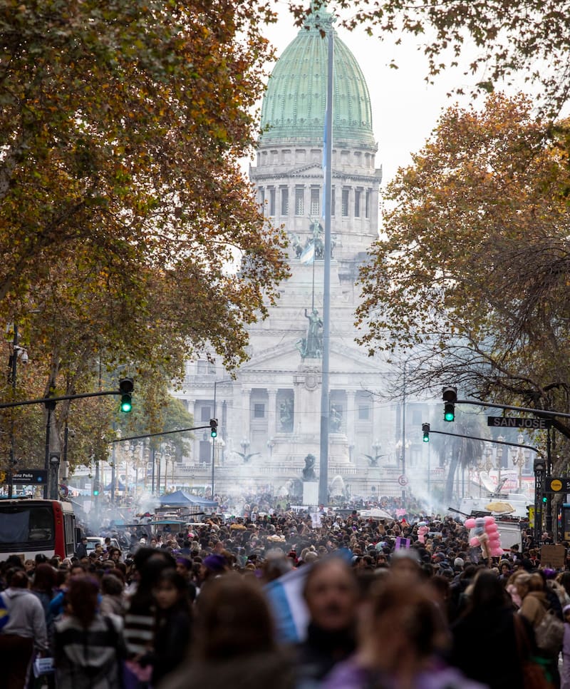 Distintas agrupaciones feministas aguardan ahora frente al Parlamento la lectura del documento principal