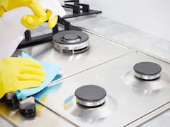 Ni vinagre ni bicarbonato: el método mágico para limpiar a fondo la cocina y eliminar la grasa de las hornallas