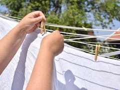 No es vinagre ni bicarbonato: el sencillo truco para eliminar manchas de grasa de manteles y repasadores