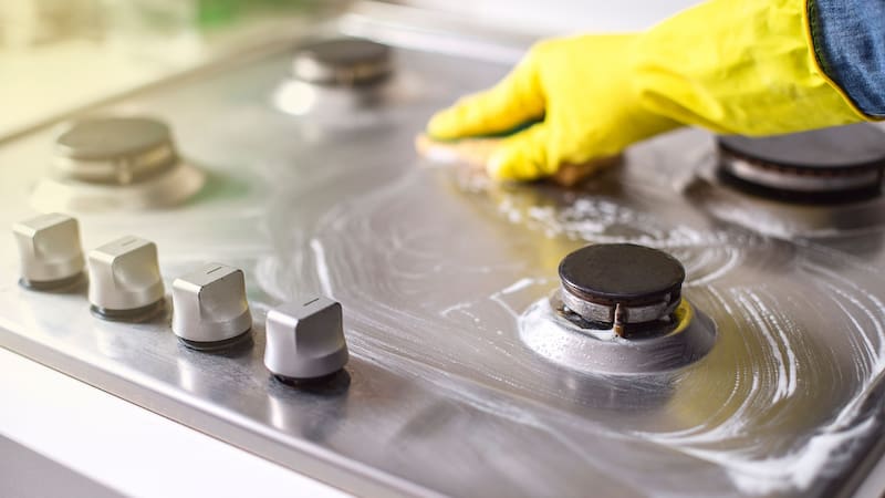 Ni vinagre ni bicarbonato: el truco que no falla para limpiar la cocina y eliminar toda la grasa adherida a las hornallas.