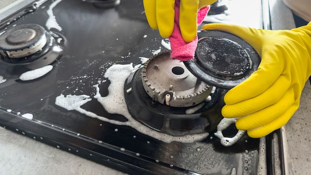 Ni vinagre ni bicarbonato: el truco que no falla para eliminar toda la grasa de las hornallas de la cocina