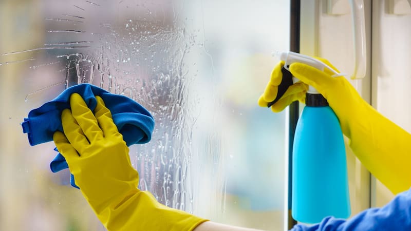 Ni vinagre ni bicarbonato | Este nuevo electrodoméstico de Lidl es ideal para limpiar cristales y espejos: es fácil de usar y no deja marcas. (Fuente: Shutterstock).