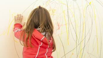 Ni vinagre ni bicarbonato: la forma de sacar las manchas y rayones de una pared