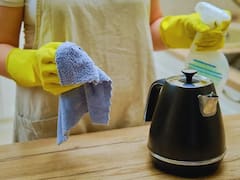 Ni vinagre ni limón: cómo sacarle el sarro a la pava eléctrica y dejarla como nueva