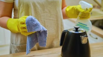 Ni vinagre ni limón: cómo sacarle el sarro a la pava eléctrica y dejarla como nueva