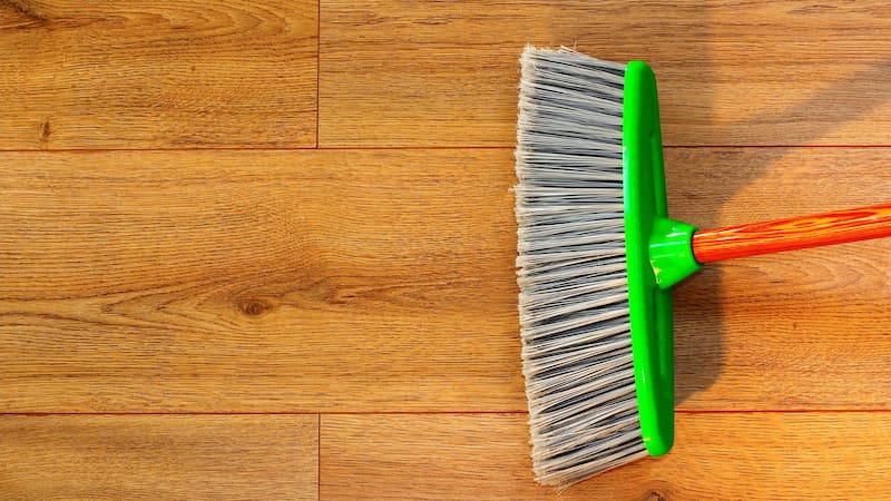 Ni vinagre ni limón: el sencillo truco de limpieza para dejar los pisos de madera impecables