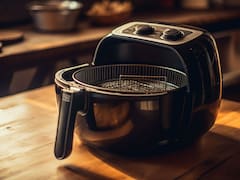 Ni en el lavavajillas ni con químicos agresivos: así debes limpiar tu freidora de aire sin destrozarla