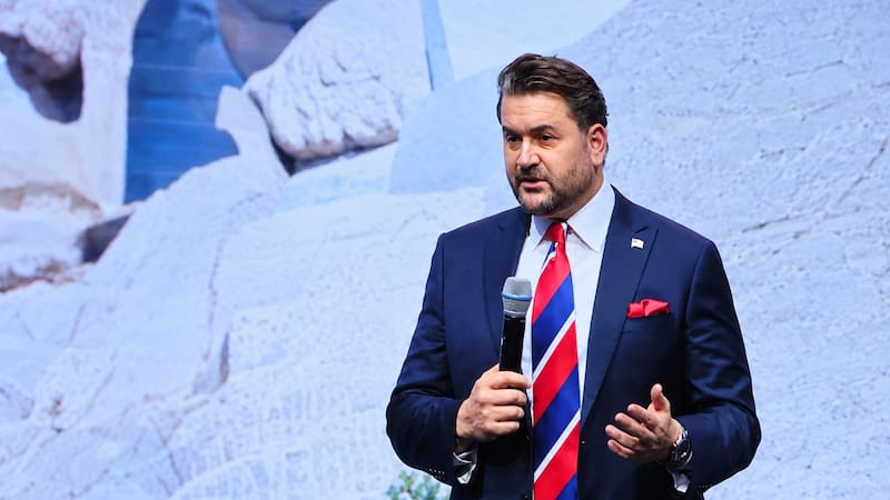 Adams anticipó que Washington negocia con una empresa que capacita a los mejores hoteles del mundo para perfeccionar la bienvenida al visitante.