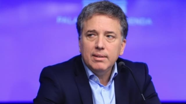 “No sería buena idea”: la medida que no debe tomar el Gobierno con el dólar, según Dujovne