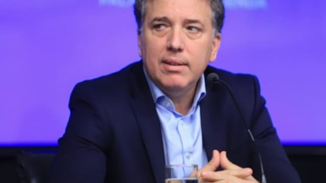 “No sería buena idea”: la medida que no debe tomar el Gobierno con el dólar, según Dujovne