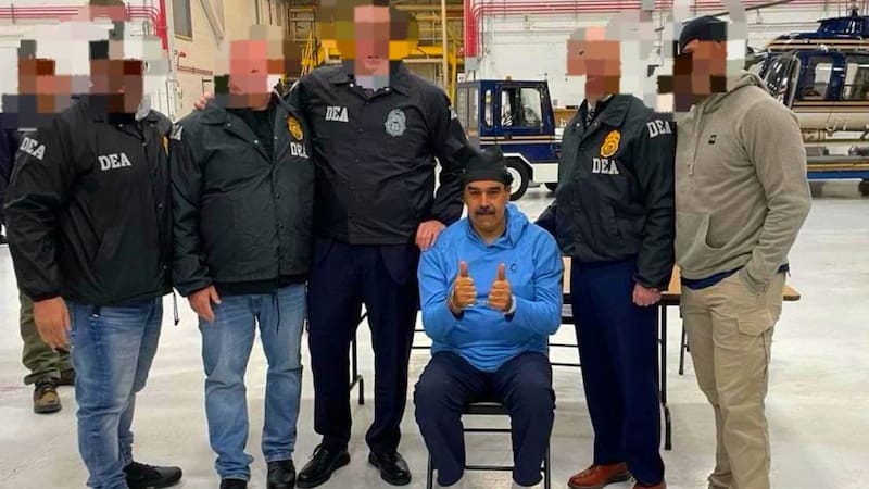 Nicolás Maduro junto a policías de la DEA