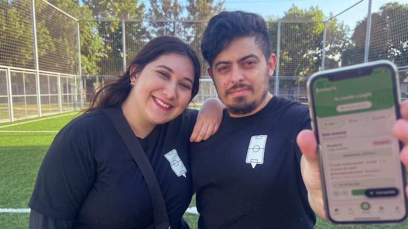 Nicolás Pepe (31) y Tamara Ahumada (29), fundadores de FútbolYa