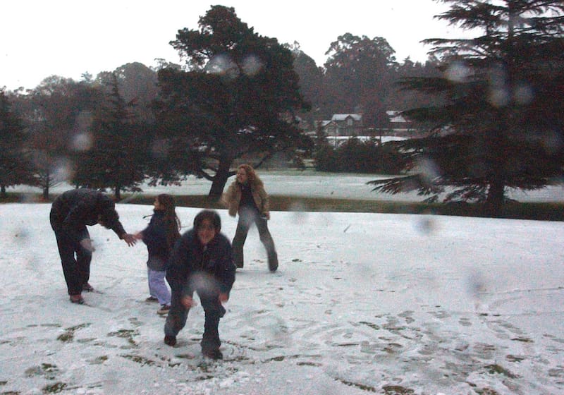 Una familia juega con la nieve en en los bosques de Peralta Ramos. Foto: NA Jorge Mangione