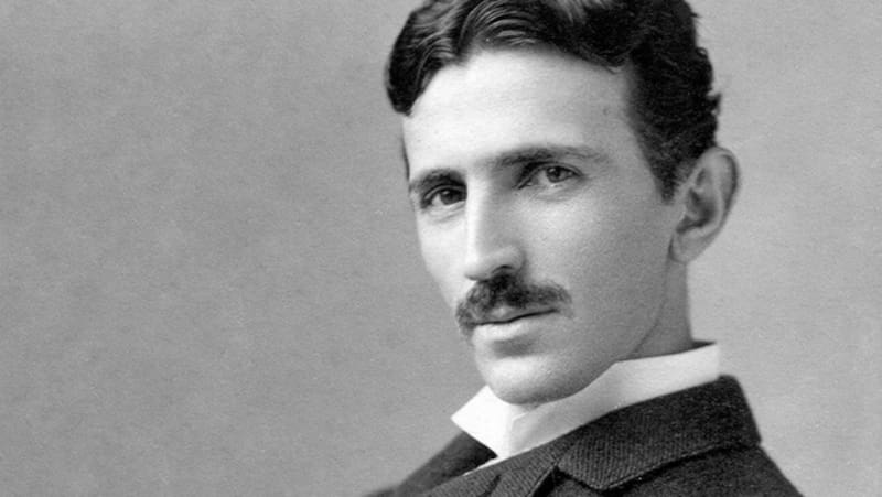 Más de un siglo antes de los drones, Tesla ya imaginaba armas controladas a distancia para evitar riesgos humanos en la guerra. Fuente: Wikimedia.