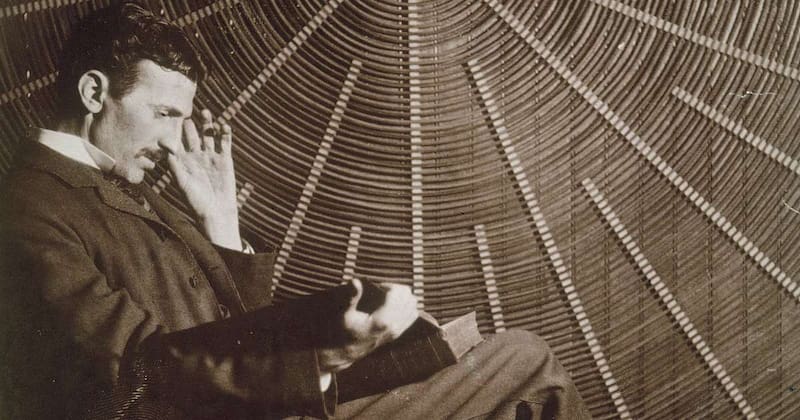 Nikola Tesla soñaba con un mundo donde la energía no fuera un privilegio, sino un recurso universal. Hoy, la ciencia china materializa ese sueño al transformar fenómenos naturales en electricidad útil. Fuente: Wikimedia.