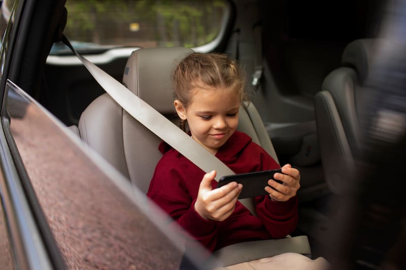 El Código Revisado de Washington castiga a quienes dejen a niños sin supervisión en el coche estacionado bajo determinadas circunstancias.