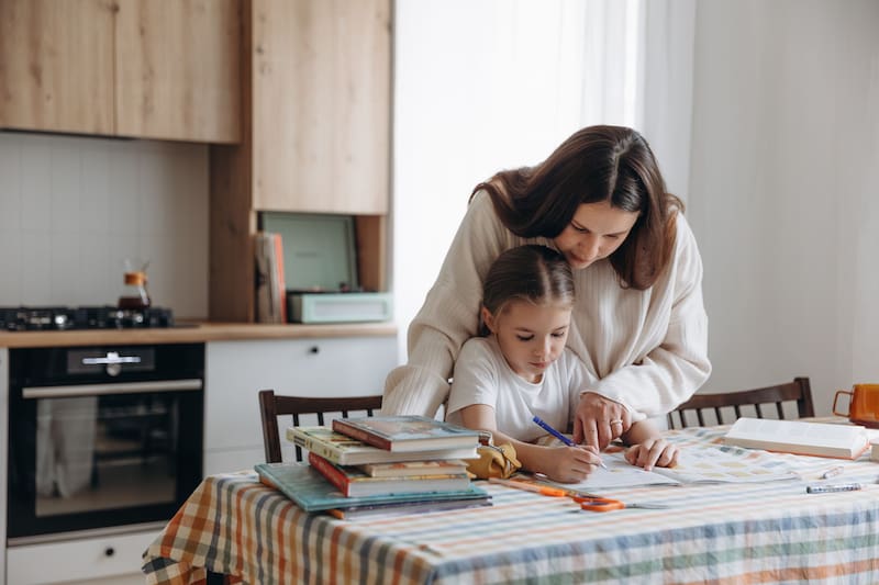 Para una niñera que trabaja con retiro, el valor mínimo de la hora en septiembre es de $4.185,94. (Fuente: Shutterstock)