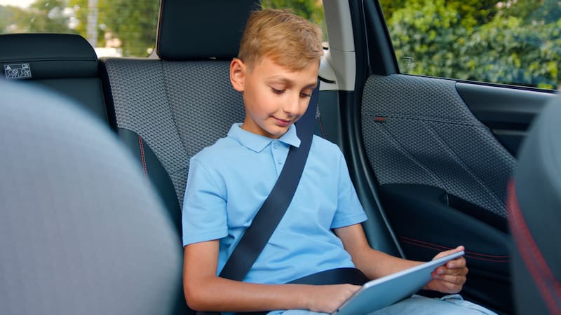 El asiento trasero es el lugar más seguro del auto para niños y preadolescentes.