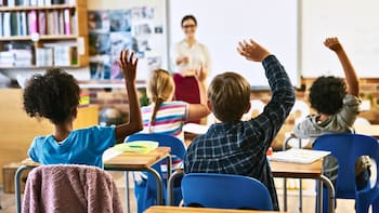 ¿En qué mes nacen los niños más inteligentes? La ciencia analizó miles de casos y esto encontró