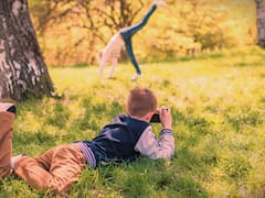 La psicología lo confirma: los niños de los 70 que crecieron sin actividades programadas, sin juegos organizados y sin supervisión parental tuvieron la última infancia libre