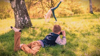 La psicología lo confirma: los niños de los 70 que crecieron sin actividades programadas, sin juegos organizados y sin supervisión parental tuvieron la última infancia libre