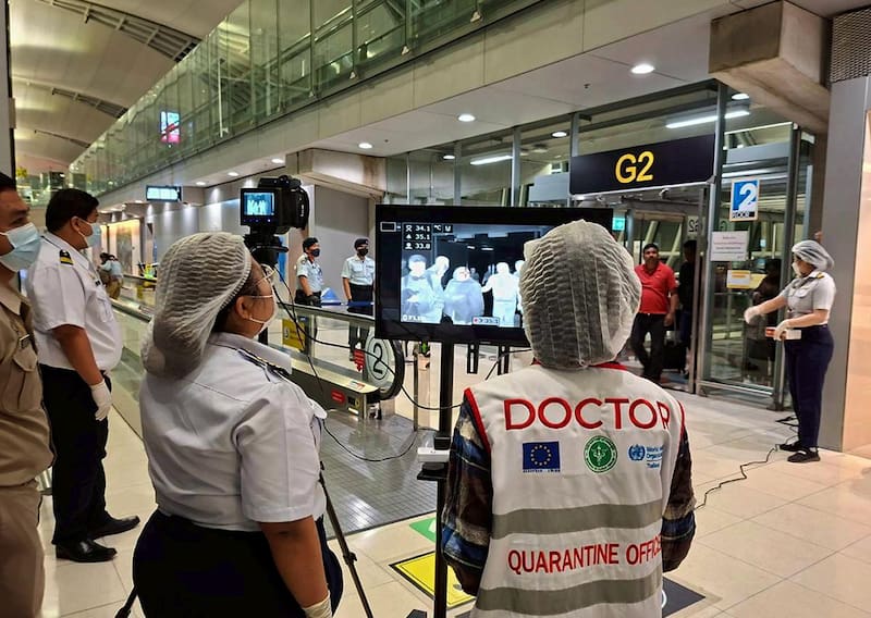 Funcionarios sanitarios tailandeses con mascarillas protectoras monitoreando a los pasajeros de vuelos internacionales que llegan al Aeropuerto de Suvarnabhumi, provincia de Samut Prakan, Tailandia EFE/EPA