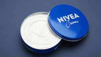 Helena Rodero, farmacéutica, sobre la crema Nivea de lata azul: “Es una crema que te produce granos si te la aplicas en la cara”