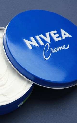 Cristina Hoyos, dermatóloga, explica para qué sirve la Nivea de pote azul: “Aporta alivio al mejorar la hidratación y reducir tirantez”