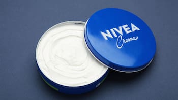 Cristina Hoyos, dermatóloga, explica para qué sirve la Nivea de pote azul: “Aporta alivio al mejorar la hidratación y reducir tirantez”