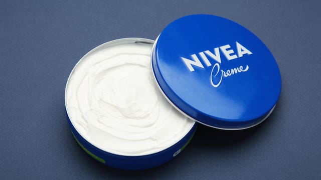 Cristina Hoyos, dermatóloga, explica para qué sirve la Nivea de pote azul: “Aporta alivio al mejorar la hidratación y reducir tirantez”