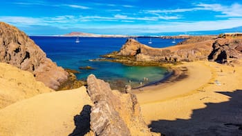 No es Islandia ni Hawái | La isla española cubierta de volcanes y campos de lava que parece de otro planeta