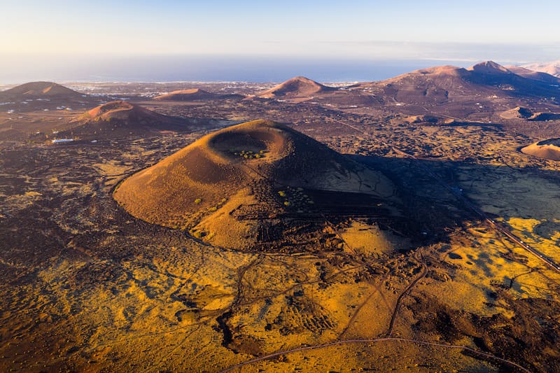 No es Islandia ni Hawái | La isla española cubierta de volcanes y campos de lava que parece de otro planeta (foto: Shutterstock).