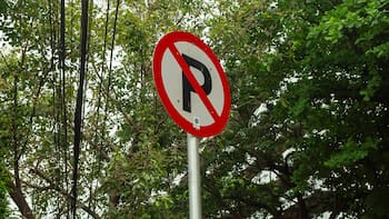 Atención conductores | Esta es la lista de lugares donde está completamente prohibido estacionar cualquier vehículo, según el DMV de California