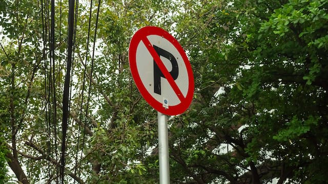 Atención conductores | Esta es la lista de lugares donde está completamente prohibido estacionar cualquier vehículo, según el DMV de California
