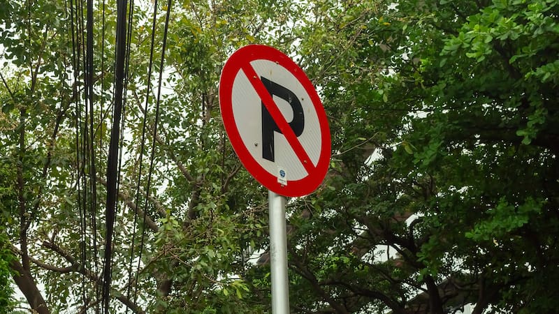 Existen pocas excepciones en las que un vehículo puede estacionar en la calle o autopista sin seguir las reglas estatales.