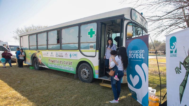 No las tires más: cómo 13 tapitas de gaseosa se transforman en anteojos gratis para quienes más lo necesitan