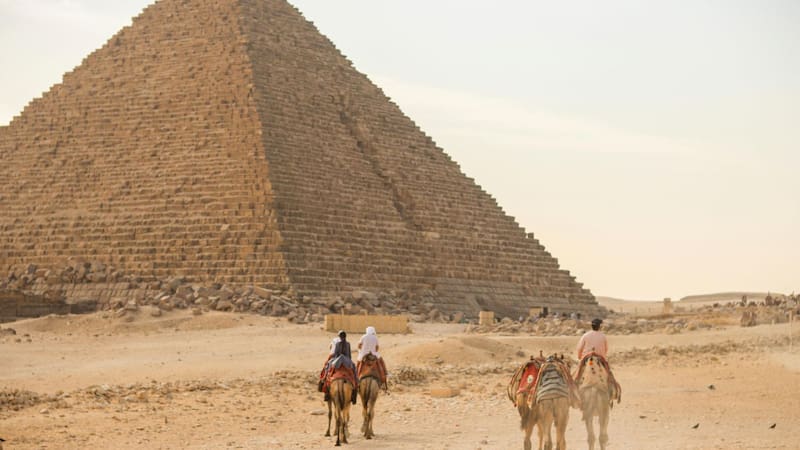 No se erigieron con humanos | Descubren el auténtico origen de las pirámides de Egipto: fueron creadas con una tecnología muy avanzada (Fuente: ChatGPT - creada con IA).